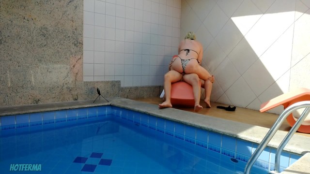 Minha cunhada pensou que estivesse sozinha em casa então flagrei ela se masturbando na piscina Brazilian Porn